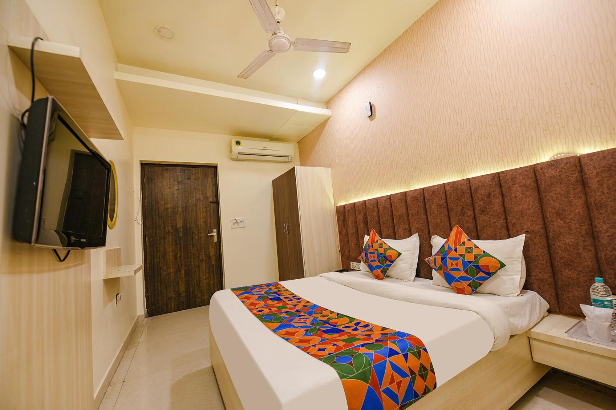 Fabexpress Seven Heaven Hotell New Delhi Exteriör bild